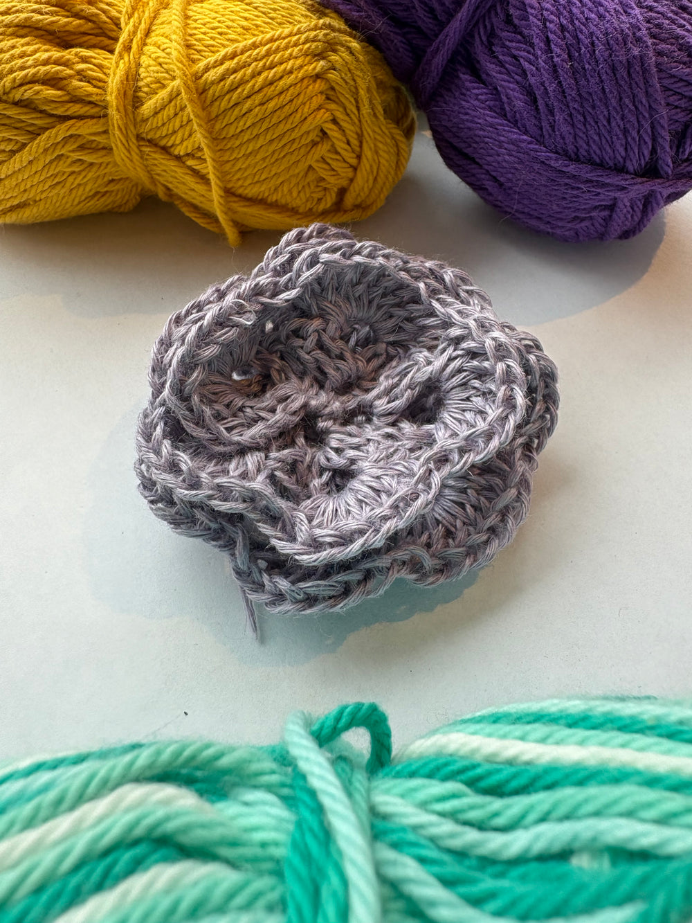 Crochète une fleur « avec » Taylor!